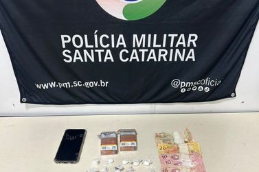 Motociclista &eacute; preso com 15 por&ccedil;&otilde;es de coca&iacute;na em Blumenau