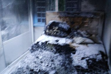Mulher sofre queimaduras nas m&atilde;os ao combater inc&ecirc;ndio na pr&oacute;pria casa em Gaspar