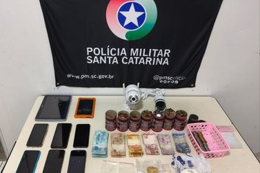 PM encontra drogas e c&acirc;mera furtada em resid&ecirc;ncia e prende casal em Blumenau