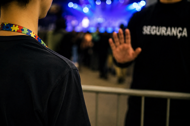 Justi&ccedil;a condena tr&ecirc;s por impedirem jovem autista de entrar em evento em Joinville
