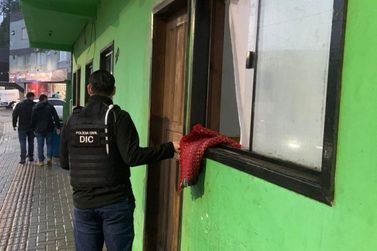 Mulher &eacute; presa ap&oacute;s pol&iacute;cia flagrar venda de droga pela janela de quitinete no Azambuja