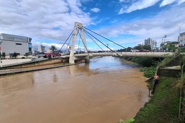 Rio come&ccedil;a a baixar, mas solo encharcado mant&eacute;m Brusque em alerta