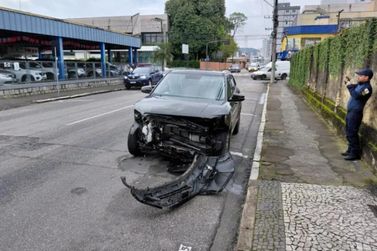 Acidente entre dois ve&iacute;culos &eacute; registrado na avenida Otto Renaux, em Brusque