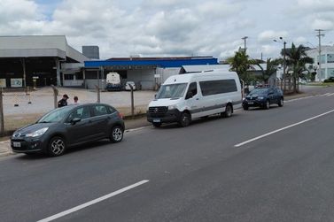 Acidente entre van e carro &eacute; registrado pr&oacute;ximo &agrave; rotat&oacute;ria da Apae, no Maluche