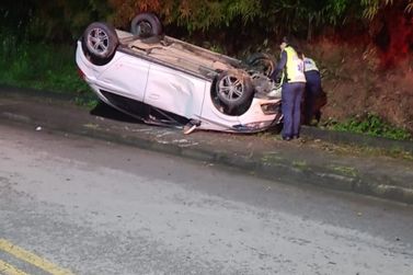 Carro capota na rua Azambuja e motorista &eacute; levado ao hospital