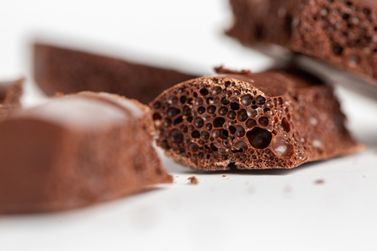 Fam&iacute;lia encontra larva viva em chocolate e fabricante &eacute; condenada a pagar R$ 8 mil em SC