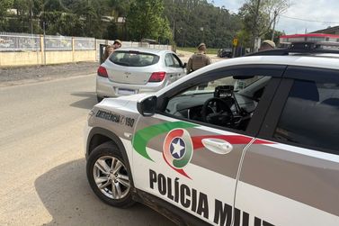 Homem &eacute; preso ap&oacute;s roubo de carro e mobiliza&ccedil;&atilde;o policial entre Itaja&iacute; e Brusque