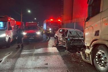Jovem morre ao colidir carro contra caminh&atilde;o parado em Itaja&iacute;