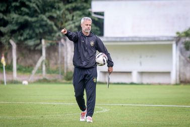 Lembra dele? Primeiro t&eacute;cnico estrangeiro do Brusque vive boa fase na Ar&aacute;bia Saudita