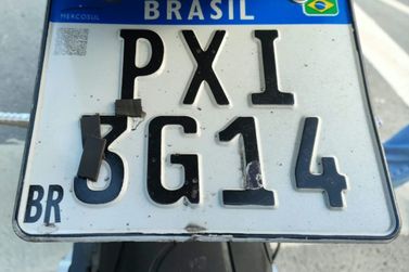 Motocicleta &eacute; flagrada com fita adesiva para alterar n&uacute;mero da placa em Blumenau