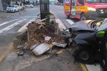 Motorista bate carro contra estrutura de concreto na Ivo Silveira e &eacute; levado ao hospital