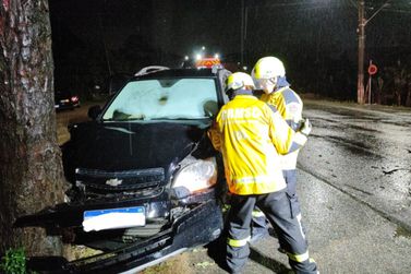 Motorista fica ferido ap&oacute;s carro bater contra &aacute;rvore em Gaspar