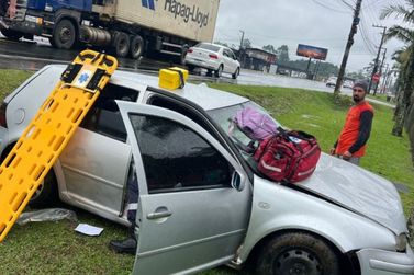 Motorista fica presa &agrave;s ferragens ap&oacute;s colis&atilde;o frontal com caminh&atilde;o em Itaja&iacute;