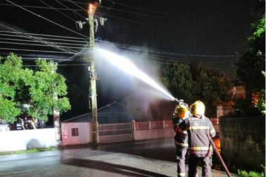 Poste pega fogo e oferece risco de queda de fia&ccedil;&atilde;o el&eacute;trica em Gaspar