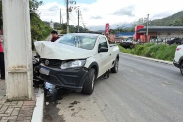 Saveiro bate contra poste e homem e crian&ccedil;a s&atilde;o levados ao hospital em Brusque