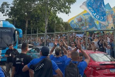 Torcida do Paysandu faz festa em aeroporto e esgota ingressos para decis&atilde;o com o Brusque