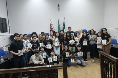 Estudantes participam de visita educativa &agrave; C&acirc;mara de Buritama