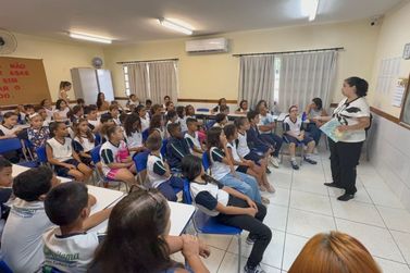 Buritama recebe escritora Carol Freitas em atividades de volta &agrave;s aulas