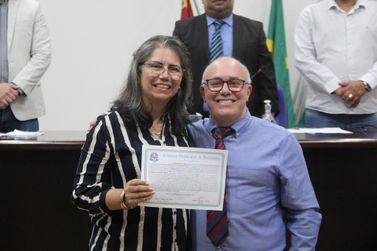 C&acirc;mara de Buritama entrega mo&ccedil;&atilde;o de Aplauso a professora