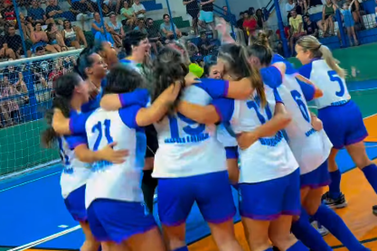 Finais do futsal masculino e feminino re&uacute;nem atletas e torcedores 