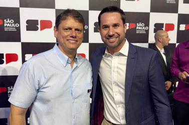 Dr. Tiago e Tarc&iacute;sio de Freitas assinam t&iacute;tulo de Est&acirc;ncia para Buritama