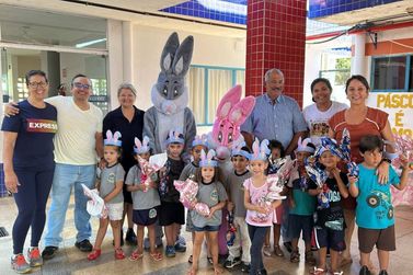 Turi&uacute;ba entrega ovos de P&aacute;scoa a alunos da rede de ensino
