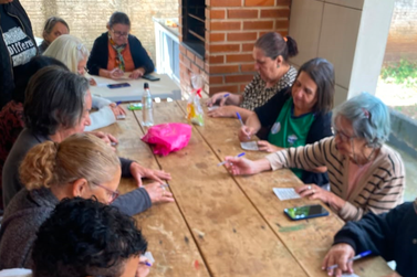 Idosos do CRAS II recebem kits de saboaria produzidos em oficina social
