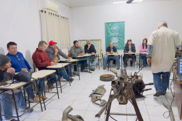 Casa da Agricultura de Buritama sedia curso de manuten&ccedil;&atilde;o e opera&ccedil;&atilde;o de tratores