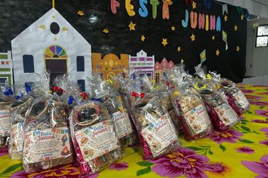 Programa Crian&ccedil;a Feliz realiza entrega de lembrancinhas juninas para fam&iacute;lias atendidas
