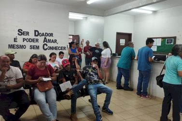 Grupo de pessoas de Caarapó doam sangue no Hemocentro em Dourados