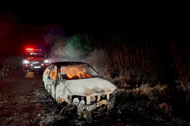 Carro abandonado é encontrado em chamas próximo a MS-156 em Caarapó 