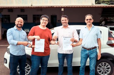Ganhador do carro zero km da campanha IPTU Premiado de Caarapó recebe veículo