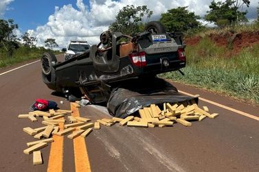 Maconha fica espalhada no asfalto em Caarapó após carro capotar