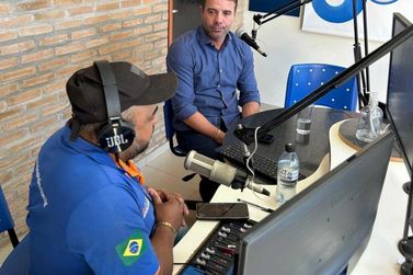 Em entrevista de rádio, prefeito destaca obras em execução no município 
