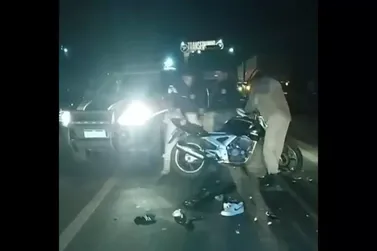 Motociclista bate em carreta e tem perna esmagada