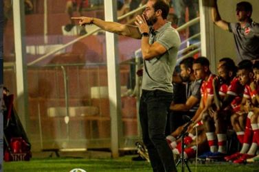 Ap&oacute;s sofrer goleada, time de MS demite t&eacute;cnico que estava invicto na temporada