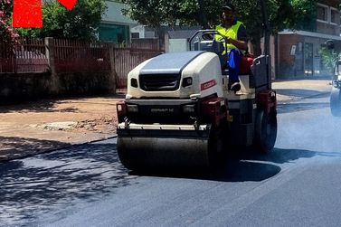 Prefeitura de Caarap&oacute; inicia recapeamento e pintura vi&aacute;ria na Duque de Caxias