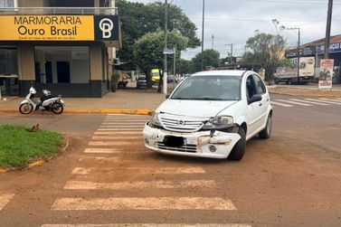 Acidente entre dois ve&iacute;culos no centro de Caarap&oacute; deixa danos materiais