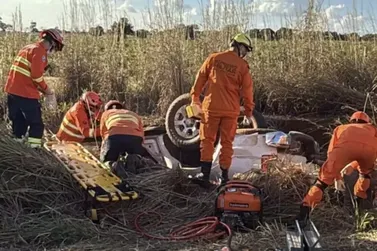 Caminhonete capota e deixa mulher presa &agrave;s ferragens na Rodovia MS-223
