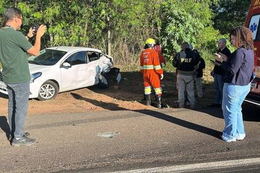Colis&atilde;o entre carro e carreta deixa crian&ccedil;a e adulto em estado grave na BR-163 em MS