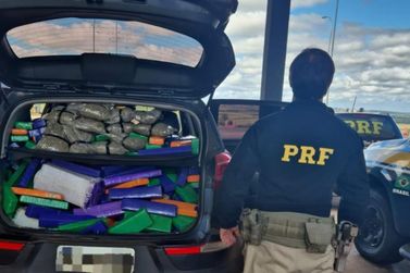 Com duas crian&ccedil;as, casal &eacute; flagrado com mais de 300 quilos de droga em carro
