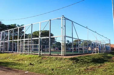 Jovem de 20 anos &eacute; assassinado a tiros em quadra de futebol em MS