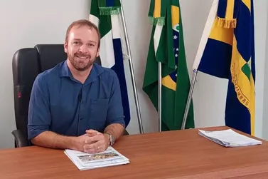 Prefeito em MS volta ao trabalho com tornozeleira, mas suspende expediente por 3 dias