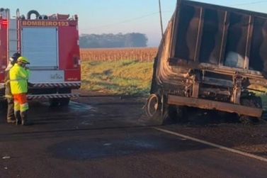 Carreta &eacute; destru&iacute;da por inc&ecirc;ndio na BR-163 entre Caarap&oacute; e Juti