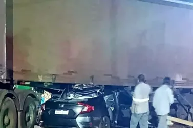 Dentista fica gravemente ferido ap&oacute;s batida entre carro e carreta na BR-262