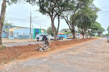 L&eacute;o Mec&acirc;nico celebra in&iacute;cio das obras de estacionamento na Rua Tiradentes 