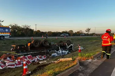 Motorista de 72 anos morre ap&oacute;s caminh&atilde;o com sal mineral capotar na BR-163