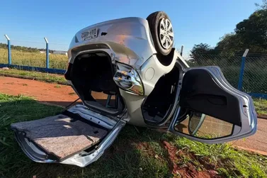 Motorista perde controle da dire&ccedil;&atilde;o e capota Ford Ka na MS-134