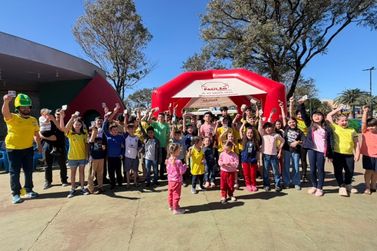 Nado Tozzi promove 2&ordm; Encontro de Figurinhas e re&uacute;ne centenas de pessoas na Pra&ccedil;a Central