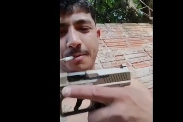 Pol&iacute;cia apura se arma exibida por jovem morto foi usada em homic&iacute;dio